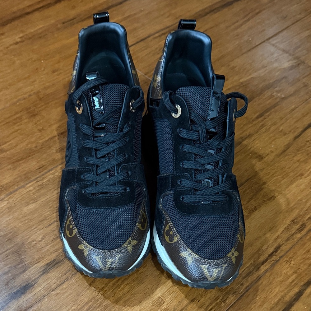 Louis Vuitton sneaks. - Picture 2 of 8